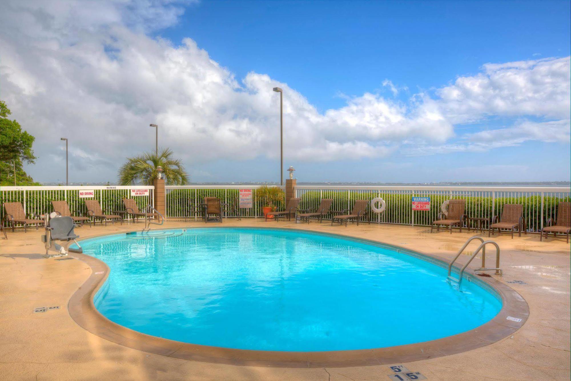 Hampton Inn מורהד סיטי מראה חיצוני תמונה